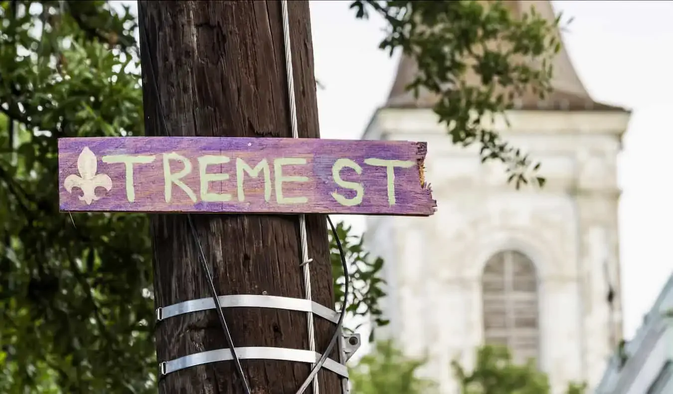 Een klein handgemaakt bord in het Treme-gebied van New Orleans, VS