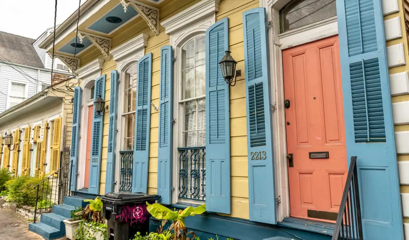 Een kleurrijk huis in een rustige straat in de wijk Marigny in New Orleans, VS