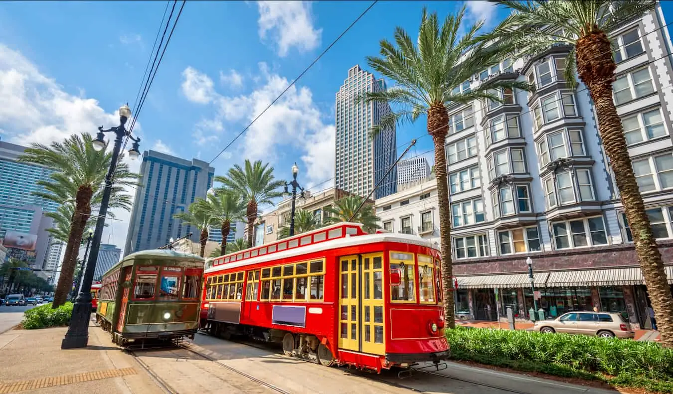 Sebuah trem merah terang memandu di sekitar New Orleans, Amerika Syarikat yang cerah