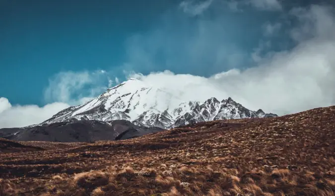 ยอดเขาที่ปกคลุมไปด้วยหิมะของ Tongariro Alpine Crossing ในนิวซีแลนด์