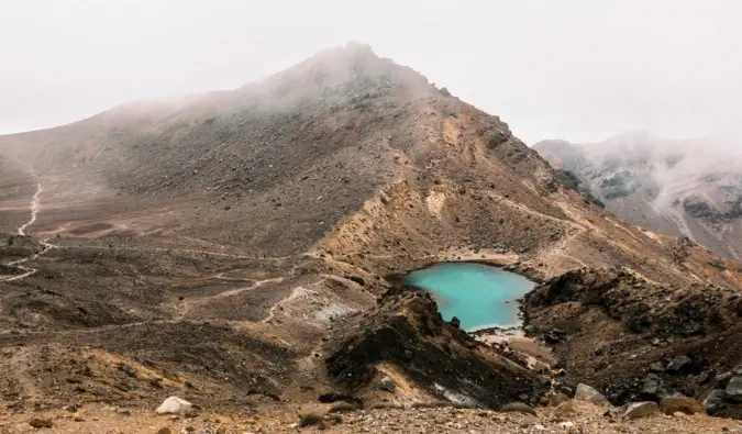 ang tigang, paikot-ikot na mga landas ng Tongariro Crossing sa New Zealand