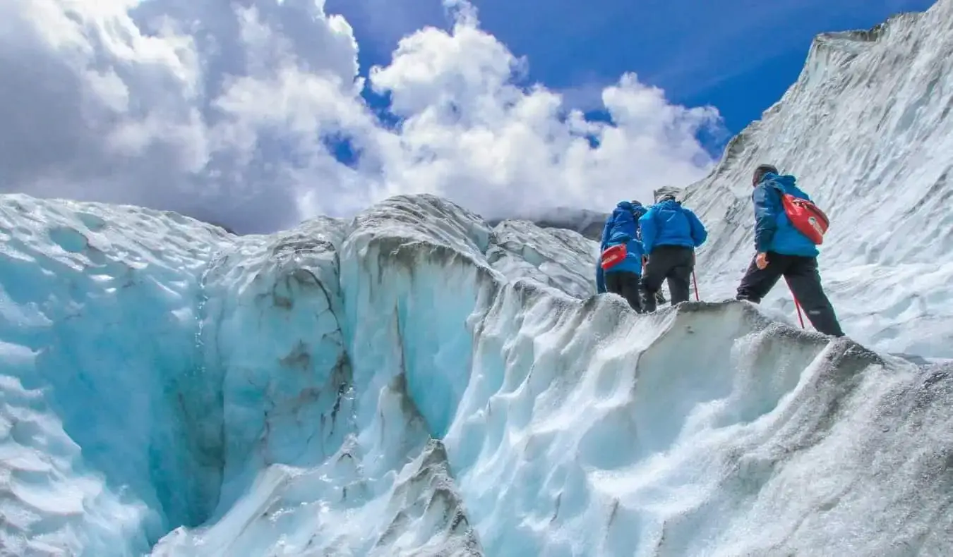 Pessoas caminhando em uma geleira em Franz Josef, Nova Zelândia