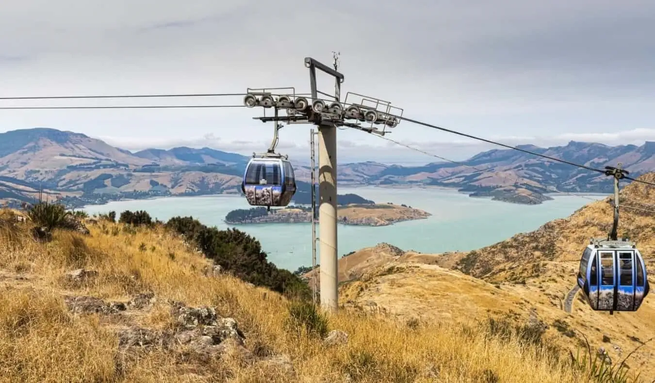 Gondole postavljene na pozadini jezera i planina u Christchurchu, Novi Zeland