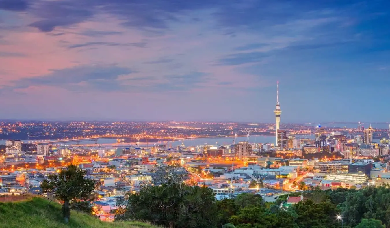 El horizonte de Auckland, Nueva Zelanda en la noche