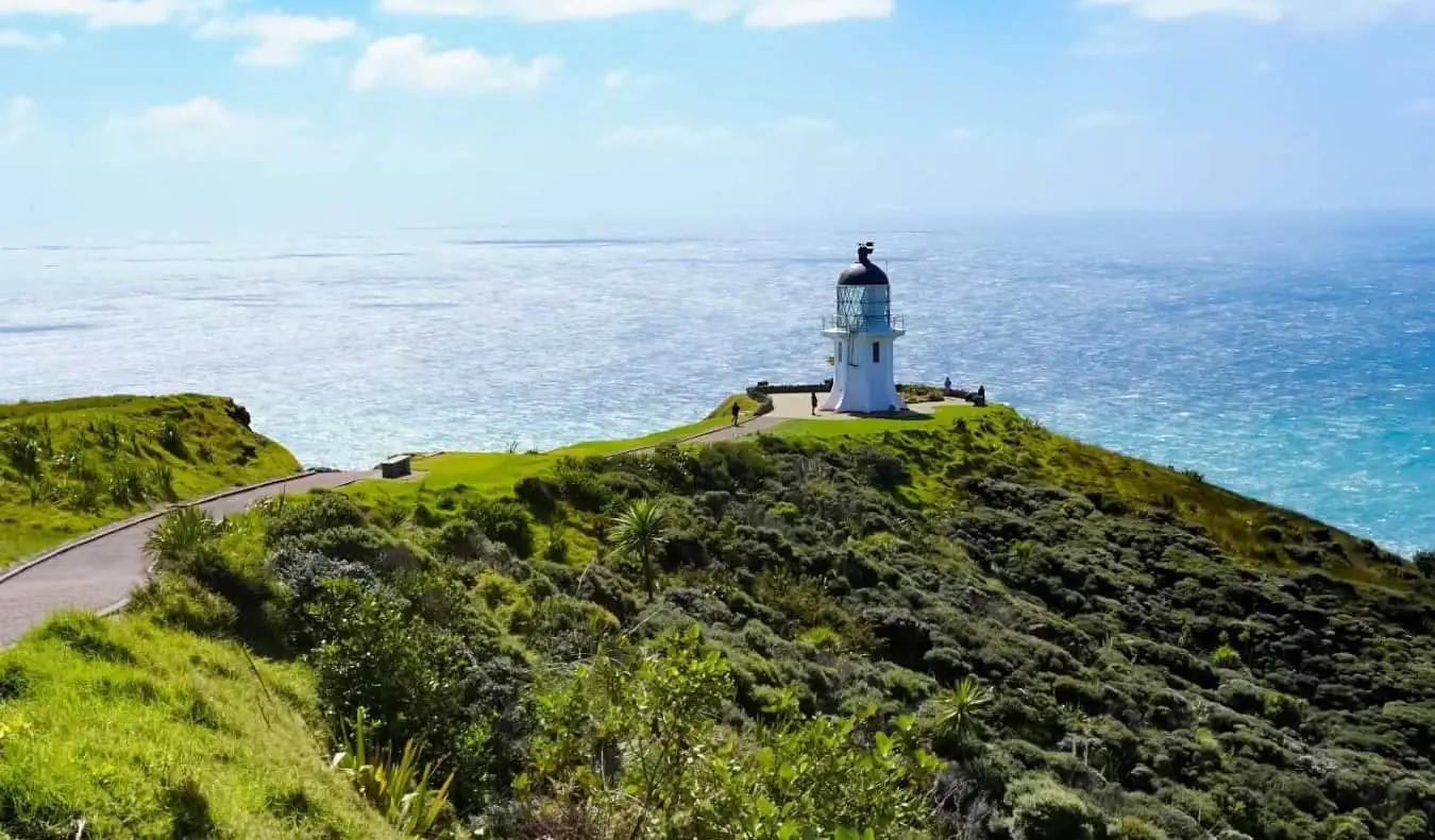 Faro en la costa de la Bahía de Island, Nueva Zelanda