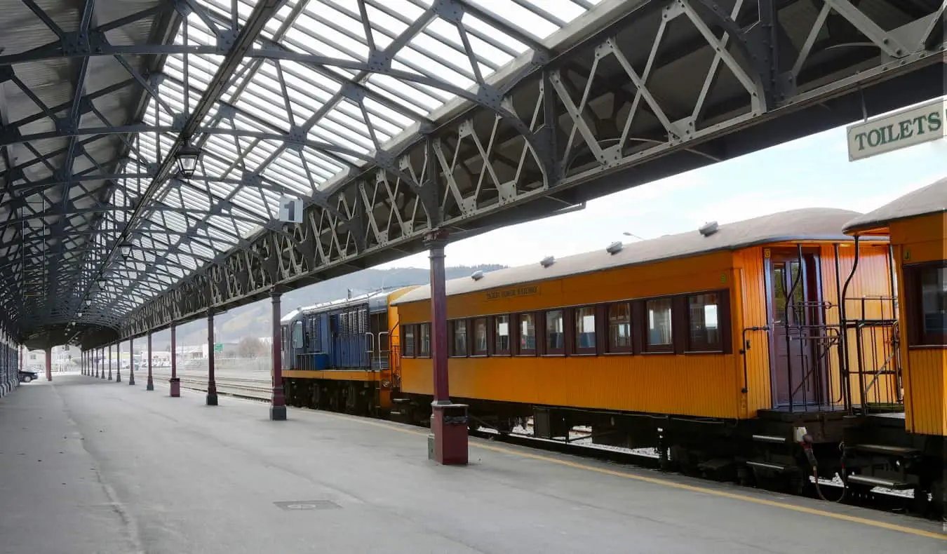 Un tren vechi din Dunedin, Noua Zeelandă, a parcat în gară