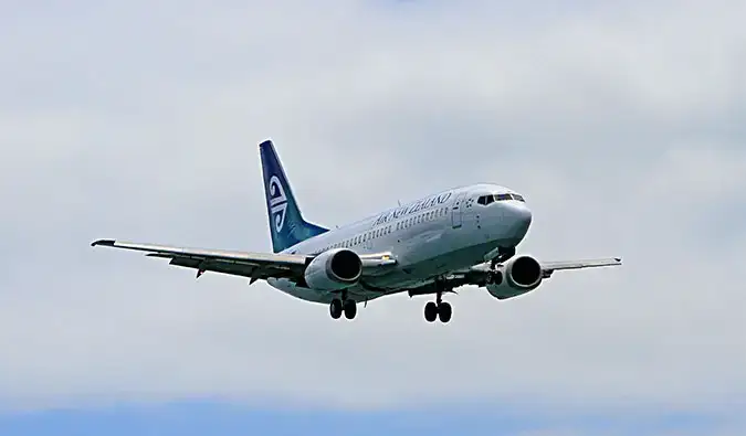 Самолет Air New Zealand летит в воздухе.