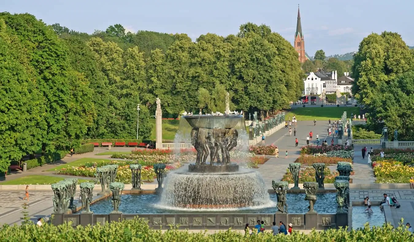 Dobrze utrzymany park Vigelanda z fontanną rzeźb pośrodku w Oslo w Norwegii