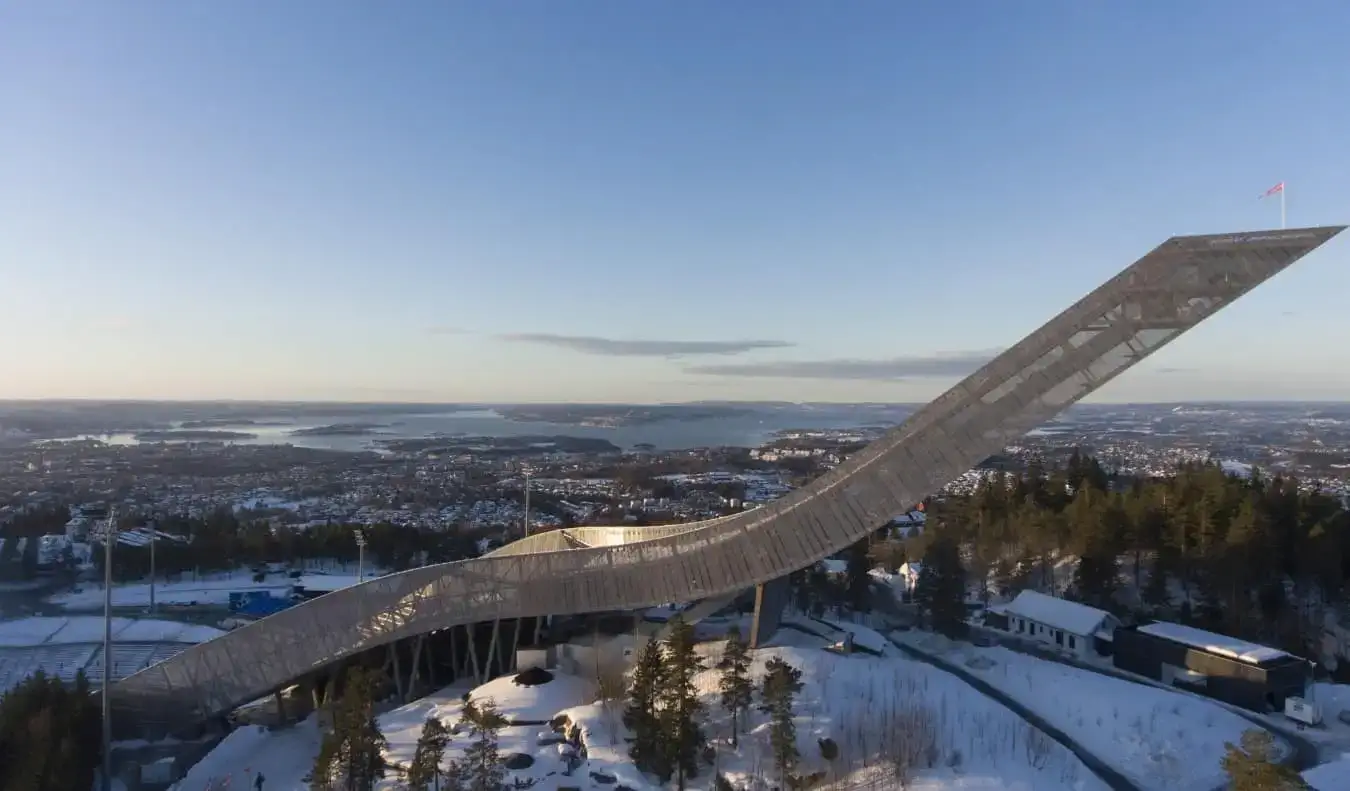 Talvinen näkymä Osloon, Norjaan ja vanhaan olympiamäkihypyyn Holmenkollenissa