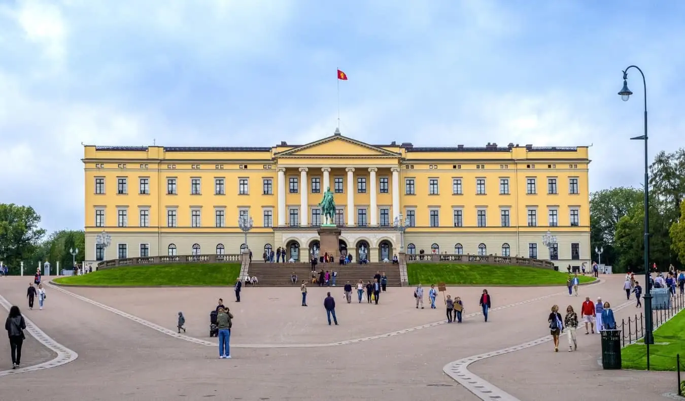 Historiallinen kuninkaallinen palatsi Oslossa, Norjassa kesällä