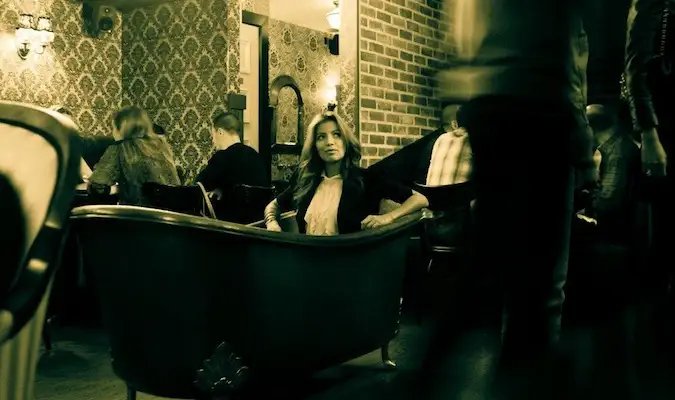 Fată care stă într-o cadă, un punct culminant al popularului bar clandestin din New York, numit în mod corespunzător Bathtub Gin