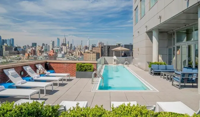 Pool på taget med NYC skyline i baggrunden på Hotel Indigo i NYC