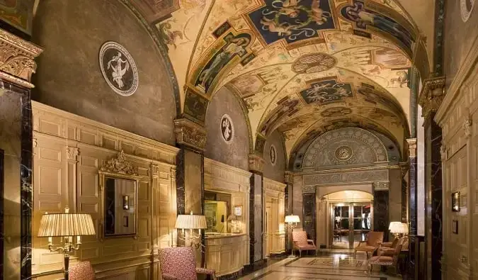 Gli opulenti soffitti a volta e dipinti di The Sherry-Netherland, un hotel di lusso a New York