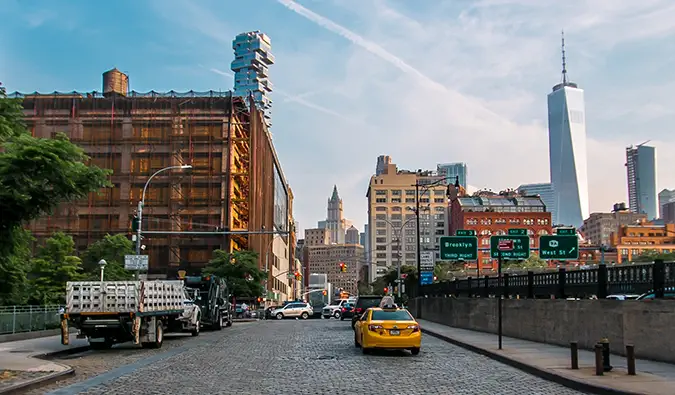 straatbeeld in Tribeca van een rustige straat met een enkele gele taxi