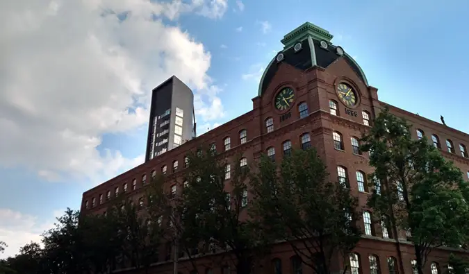 Architectuur in Astoria, Queens omgeven door groene bomen