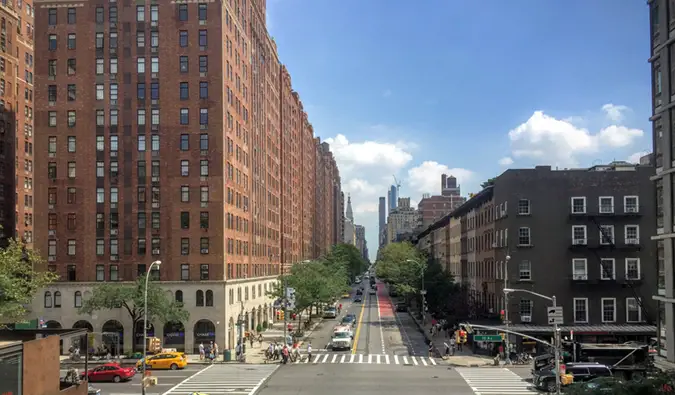 Pohľad na ulicu Chelesa, NYC s prázdnou ulicou počas letného dňa