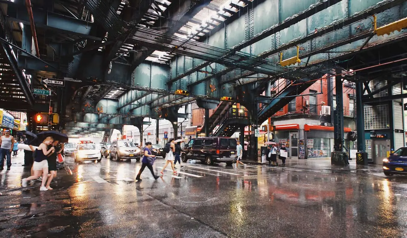 Een uitzicht over Williamsburg in Brooklyn met veel verkeer