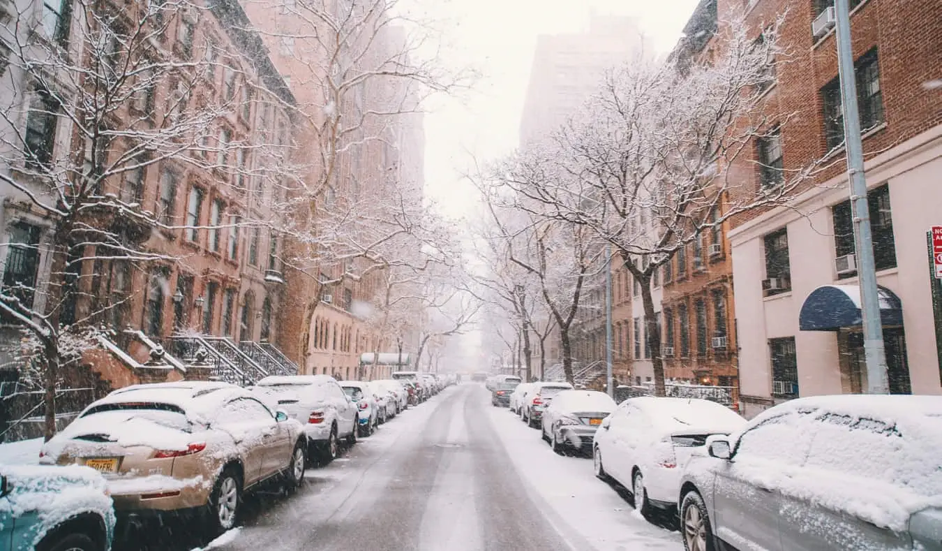 gatuvy av Upper West Side NYC med en gul taxi som väntar vid ett rött ljus