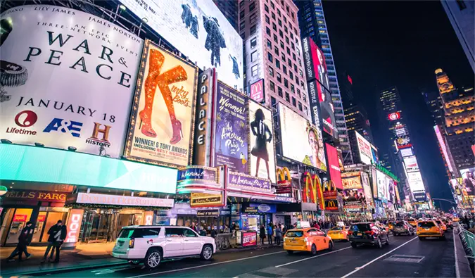 Jasné svetlá Times Square v New Yorku sa v noci rozsvietili