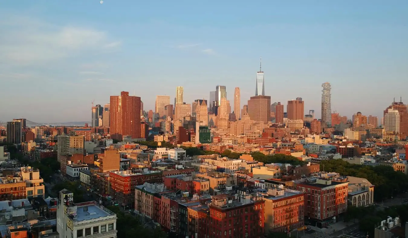 De höga lägenheterna och byggnaderna på Lower East Side i NYC