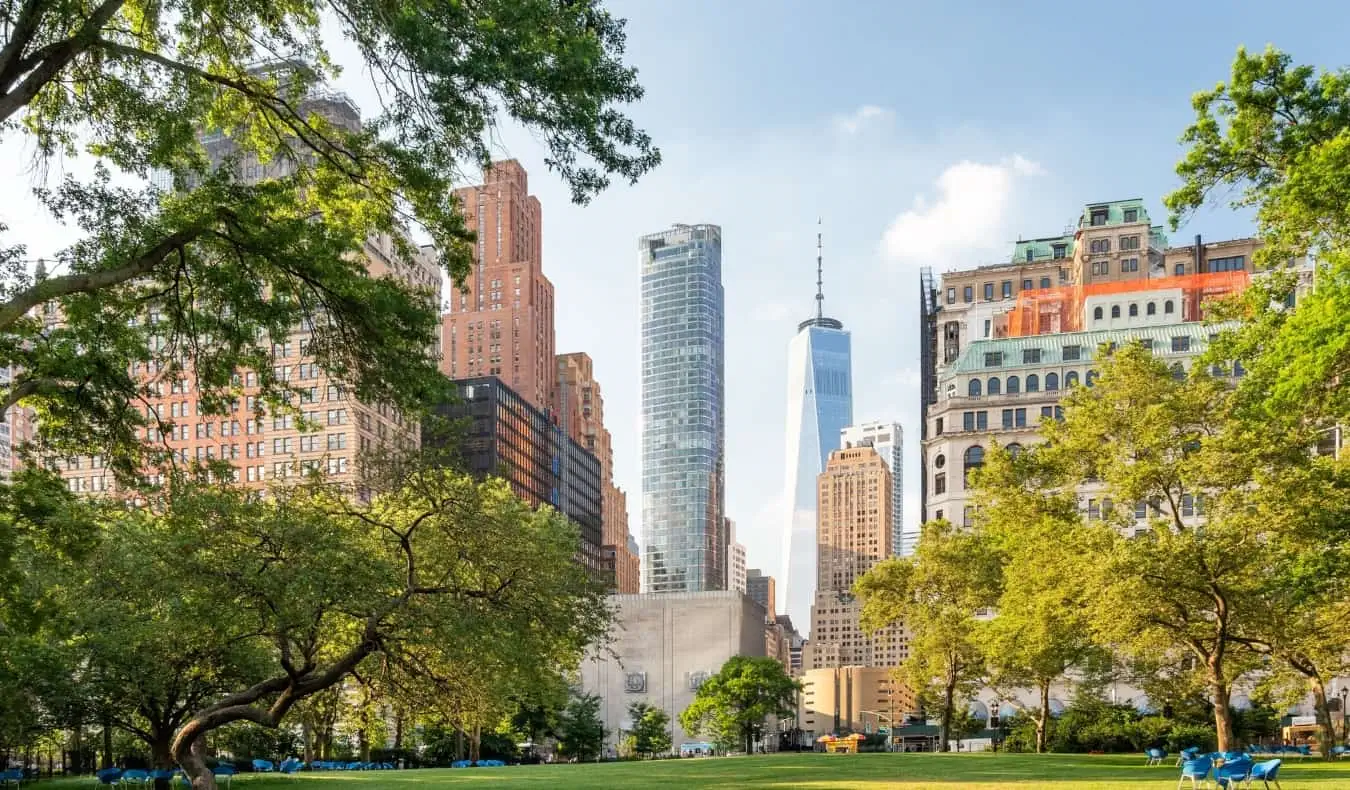 La hierba verde y los campos de Battery Park en la ciudad de Nueva York, EE.UU.