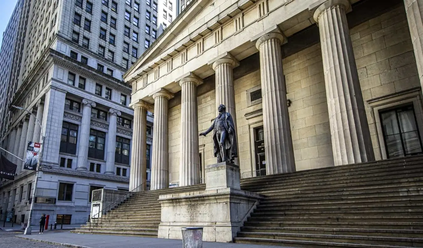 En staty av George Washington utanför Federal Hall i New York City, USA