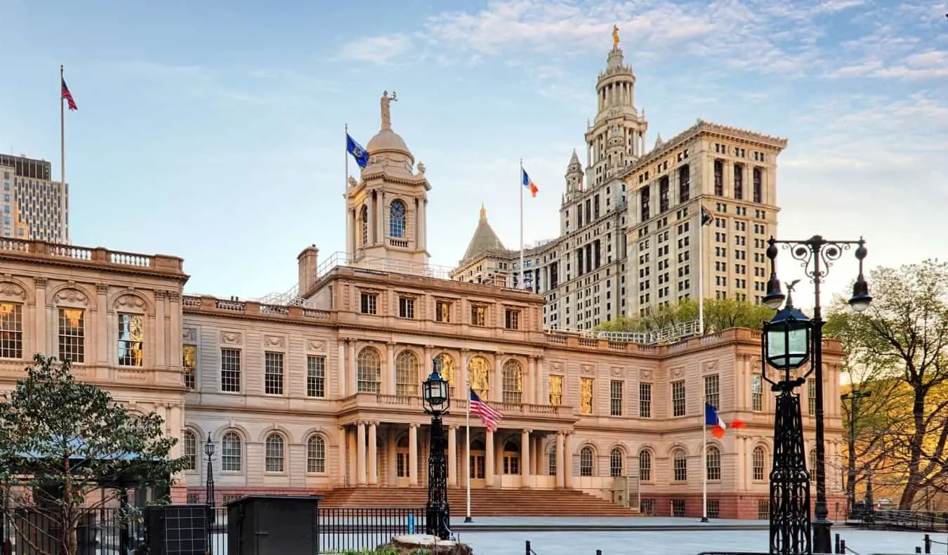 Het historische stadhuis bij zonsondergang in New York City, VS