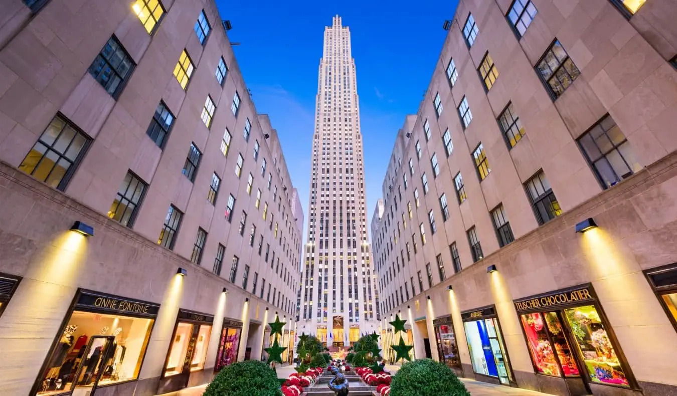 Trung tâm Rockefeller ở thành phố New York bừng sáng vào ban đêm