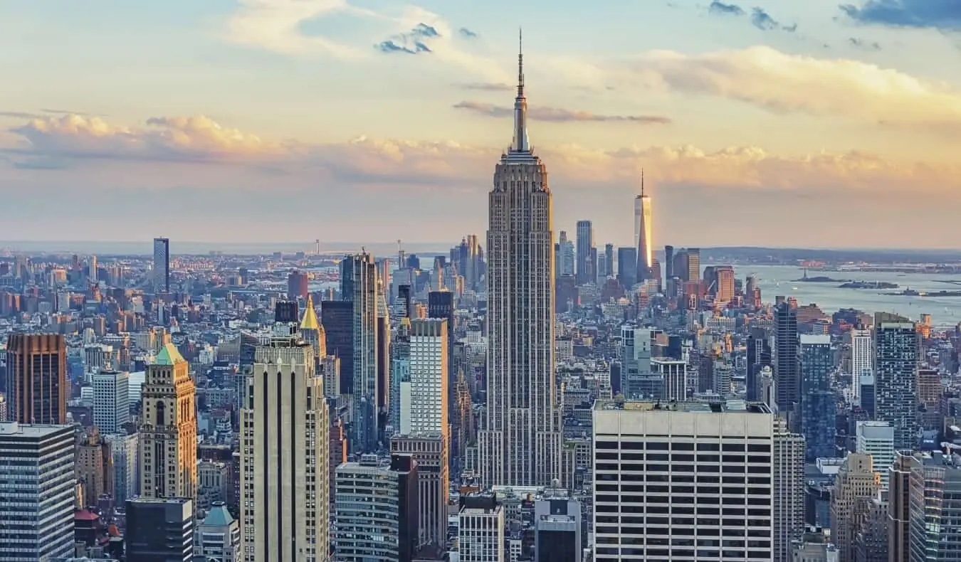 Manhetenas panorāma ar Empire State Building, kas paceļas pāri visām pārējām Ņujorkas ēkām