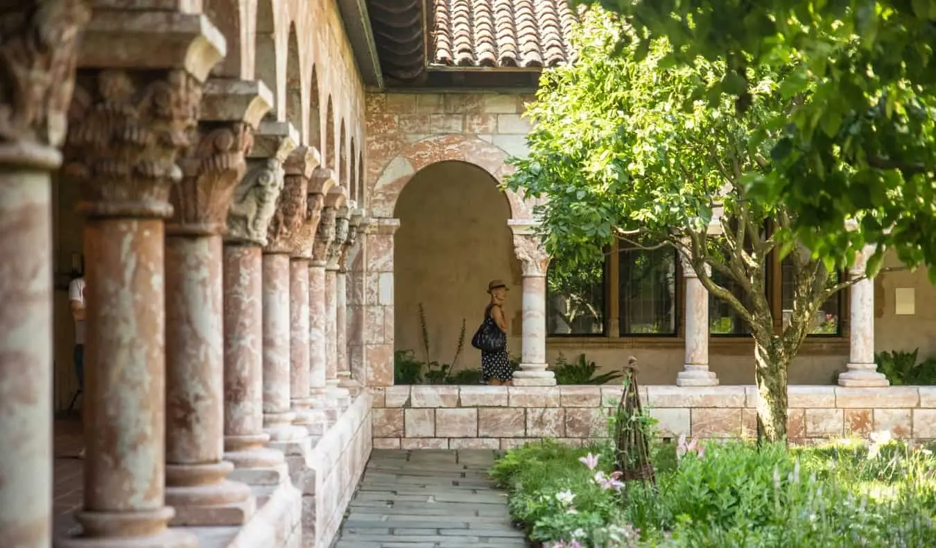 Un patio cubierto de hierba rodeado de columnas en el Met Cloisters en la ciudad de Nueva York, EE.UU.