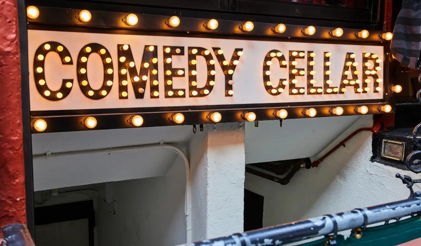 Pintu masuk ke Comedy Cellar, klub komedi di New York City