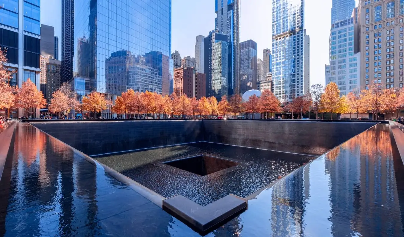 La fuente de agua del Memorial del 11 de septiembre rodeada de árboles en la ciudad de Nueva York