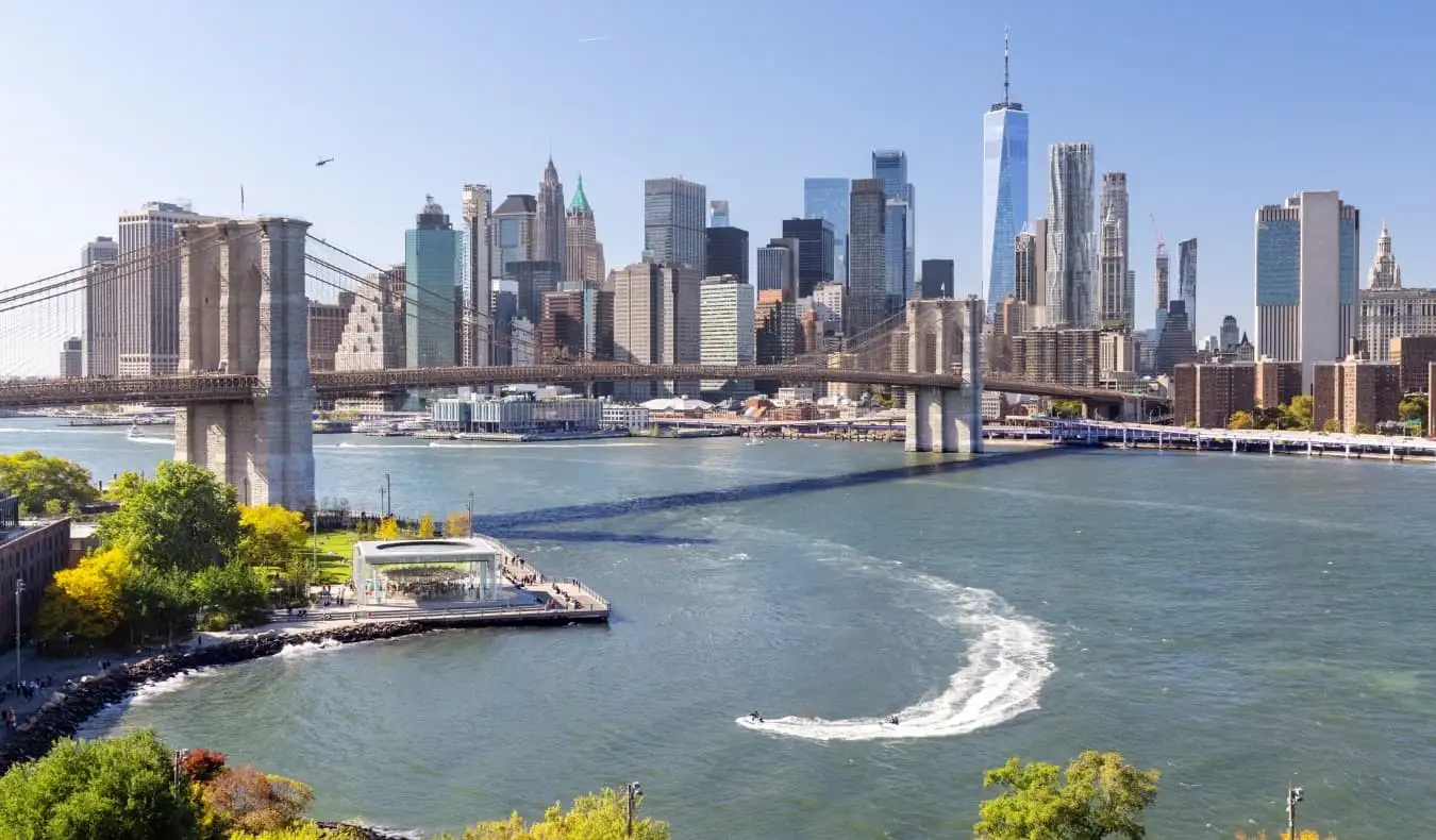 Panoramaudsigt over New York Citys skyline med Brooklyn-broen i forgrunden