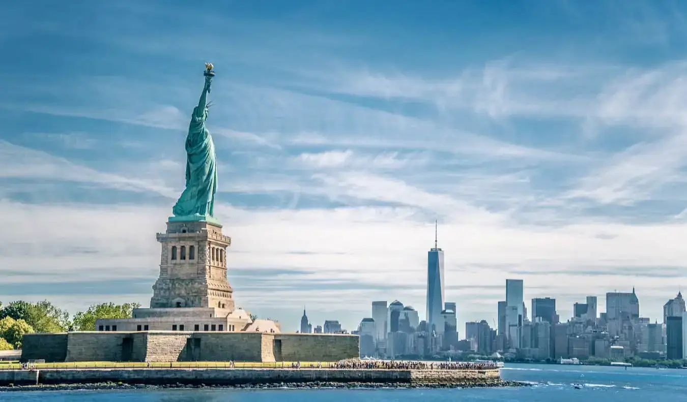 Patung Liberty yang menjulang tinggi di Kota New York pada hari yang cerah dan cerah