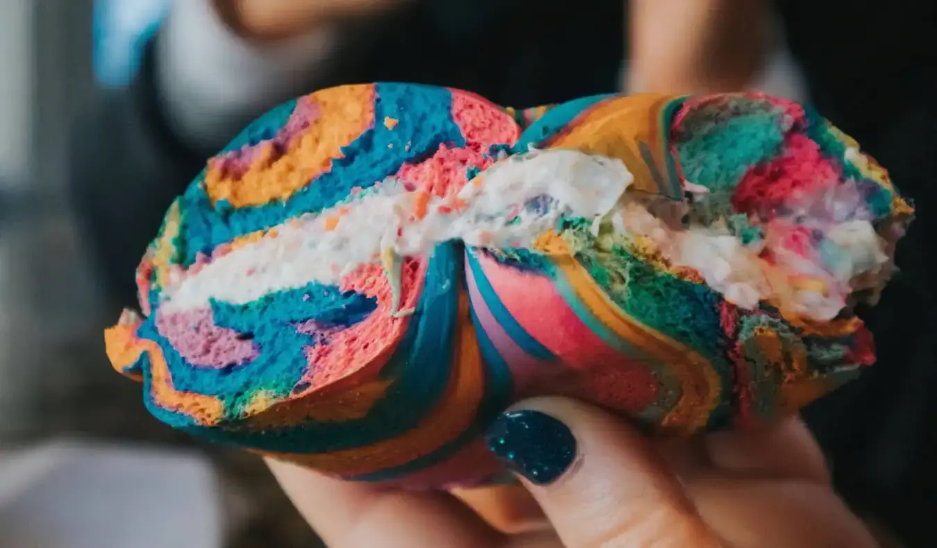 Un bagel arc-en-ciel coloré à New York