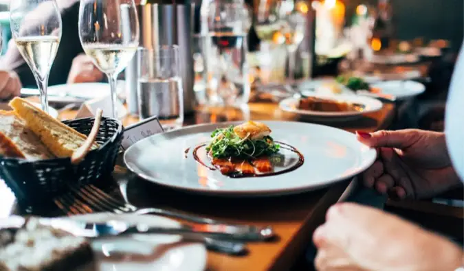 restaurant gastronomique avec des plats raffinés sur une assiette blanche