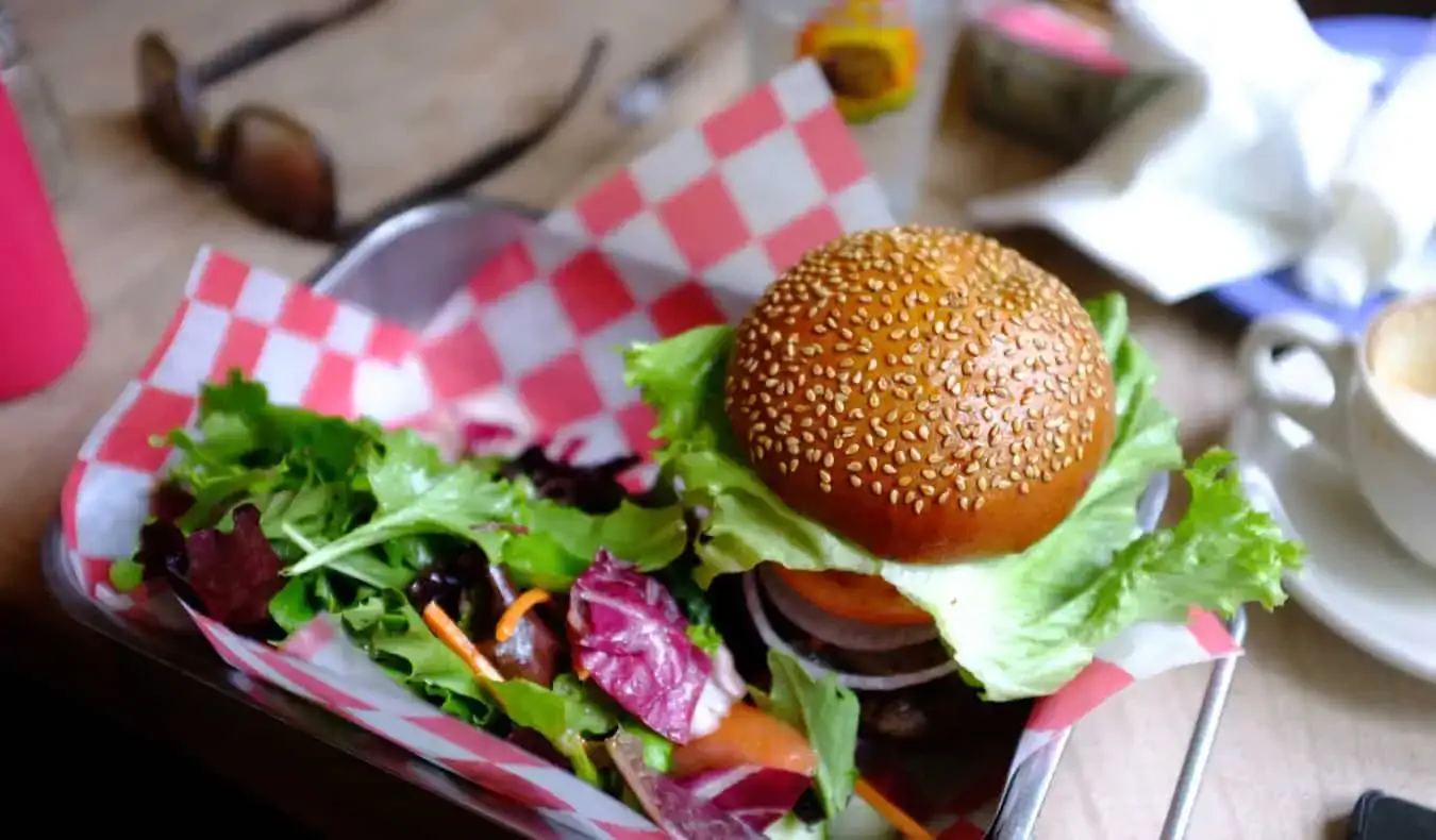 En billig burger på en restaurant i New York City, USA