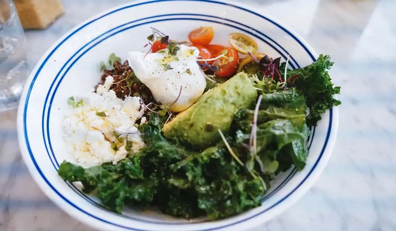 Bunnløs brunsj i New York City, med en tallerken salat og et posjert egg