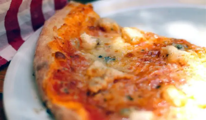 NYC'deki bir restorandan taze bir dilim New York pizzası