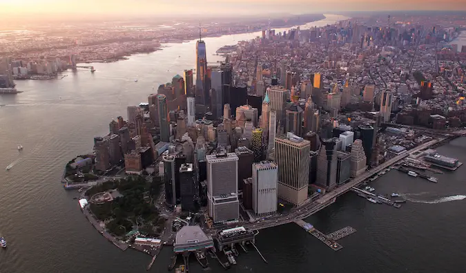 Den ikoniske skyline av NYC sett ovenfra over Manhattan