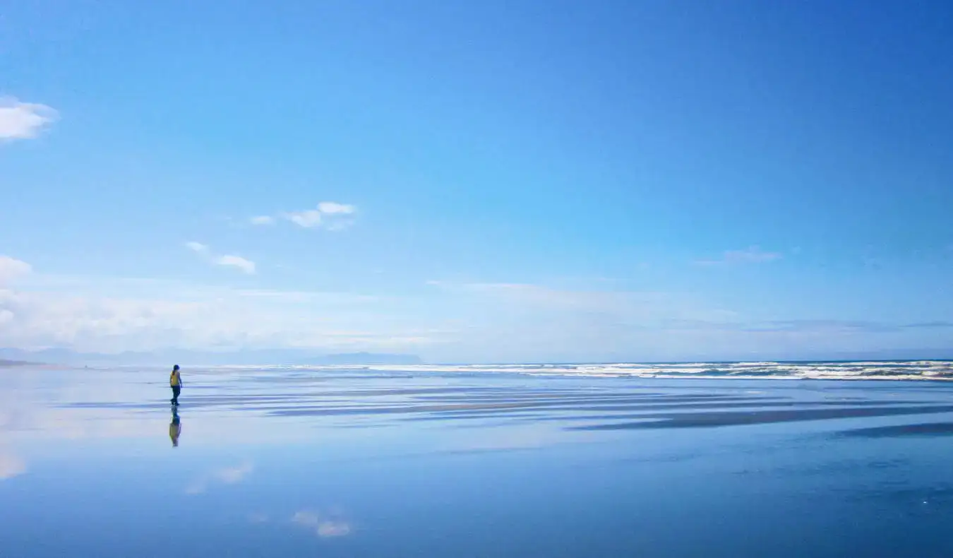 Osamělá žena na pláži Seaside v Oregonu, USA