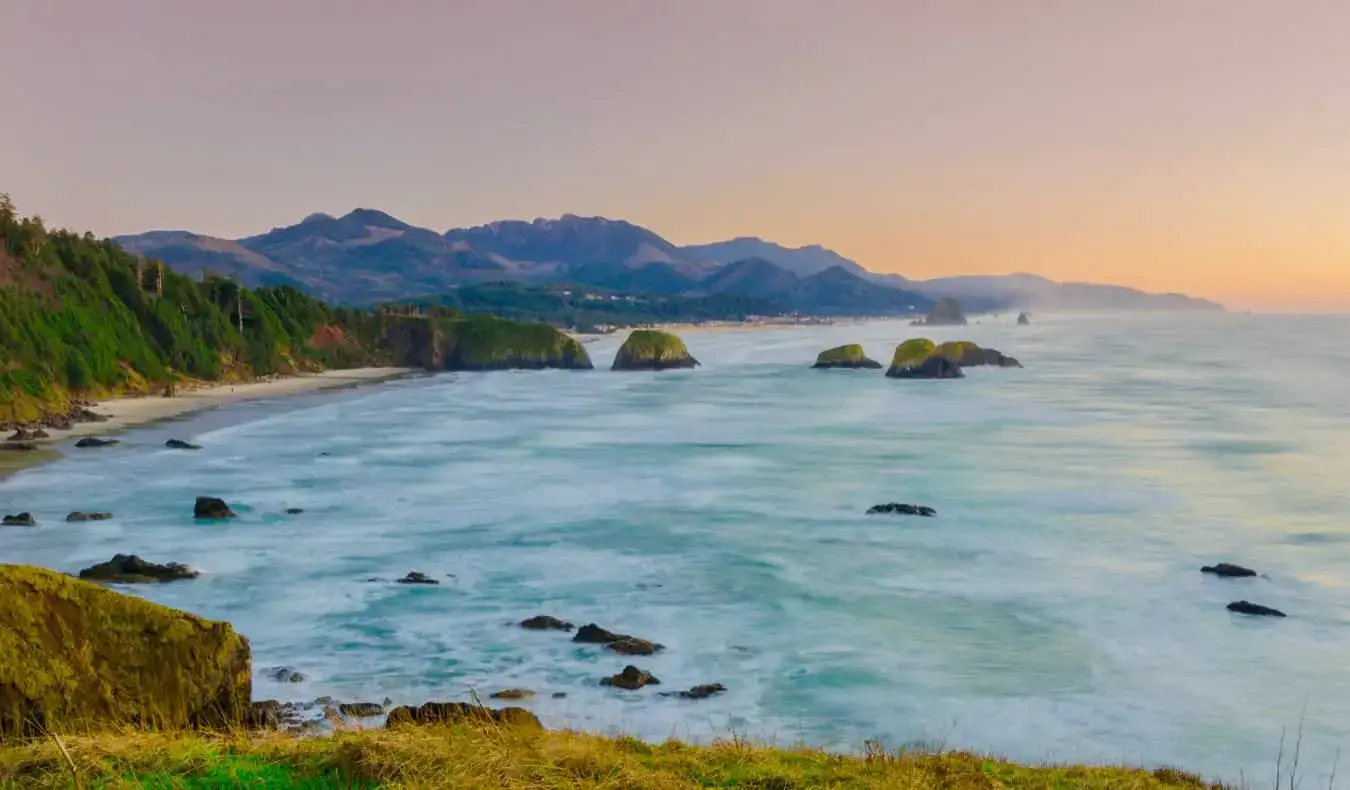 Isang malawak na tanawin ng baybayin ng Oregon sa Ecola State Park sa Oregon, USA