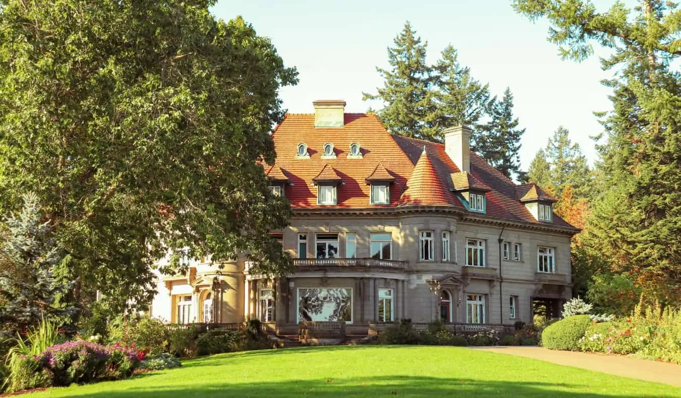 A imponente Mansão Pittock em Portland, Oregon, em um dia de verão