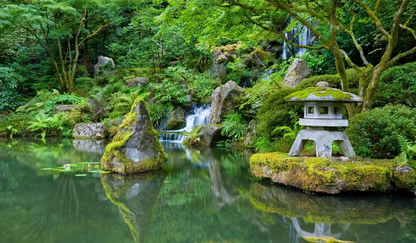 Uma bela cachoeira no Jardim Japonês em Portland, Oregon