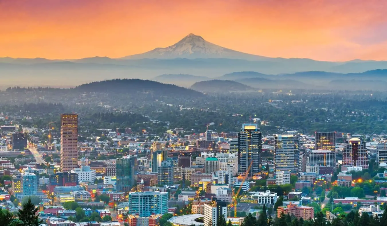 En färgglad rosa solnedgång över Portland, Oregon, USA, med Mount Hood i bakgrunden