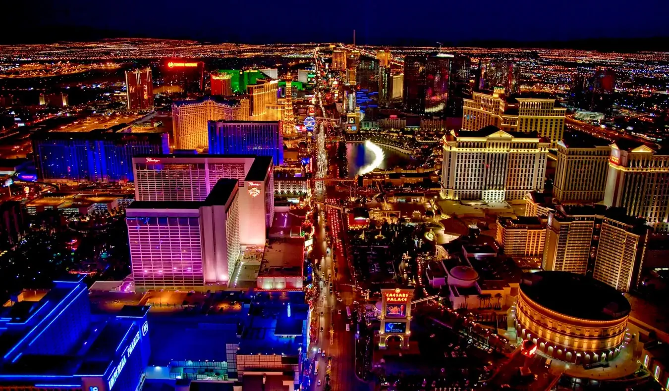 De heldere en drukke skyline van Las Vegas 's nachts