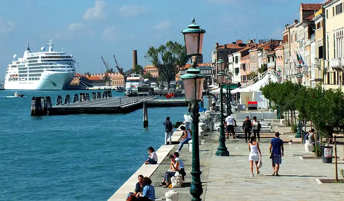 Kodėl turistai sugadina lankomas vietas