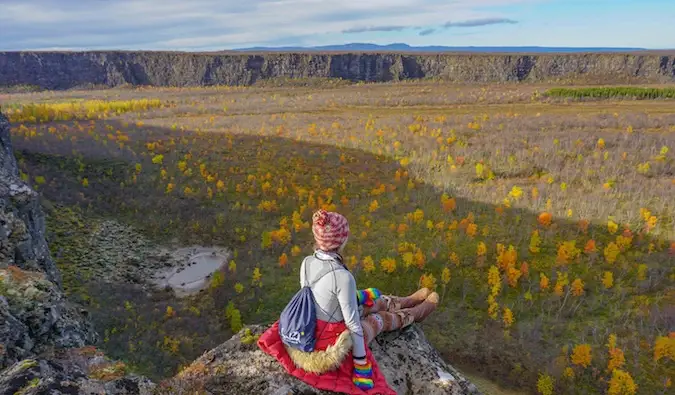 backpacker passend gekleed en leuk voor het klimaat