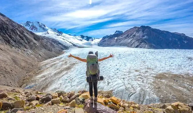 backpacker in de bergen