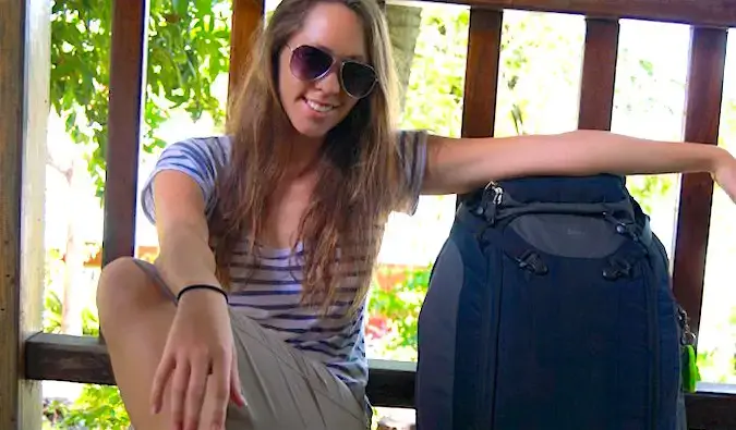 Si Kristin Addis, babaeng solo travel expert, kasama ang kanyang maleta na naka-pack na mabuti